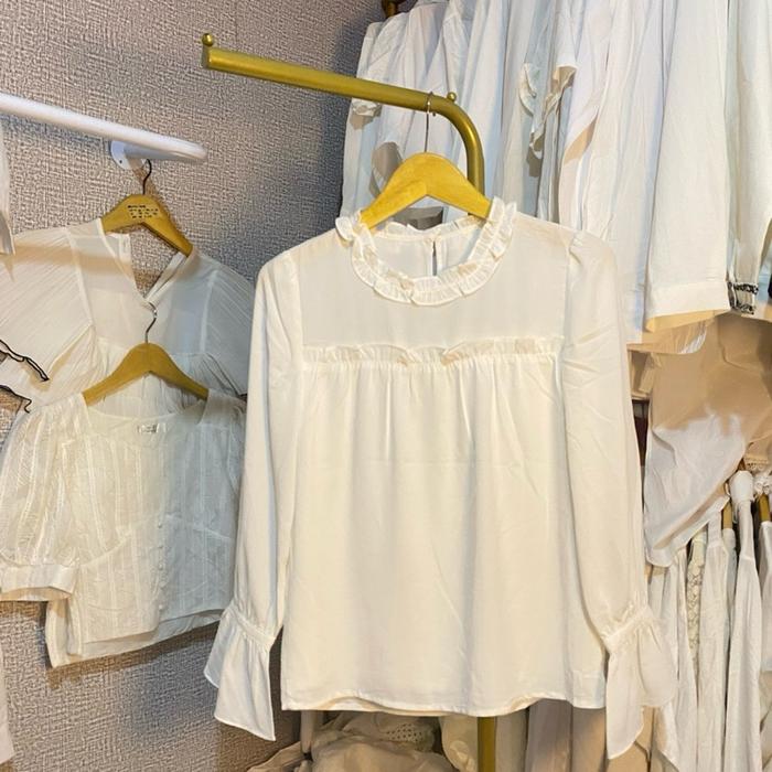 Blouse Rempel Putih dengan Ruffle dan Detail Renda Blouse Putih Rempel untuk Tampilan Elegan