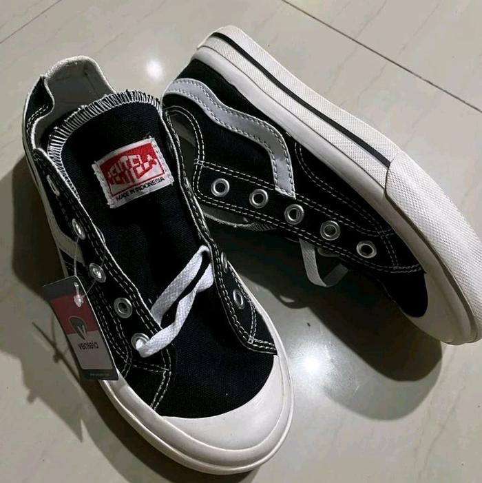 Vans Sepatu Pria Hitam Putih dengan Tali Karet dan Logo Merah