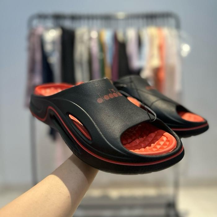 SANDAL PRIA SLIP ON DIADORA NESTOR DIAMX250104B BLACK RED ORIGINAL SENDAL DIADORA