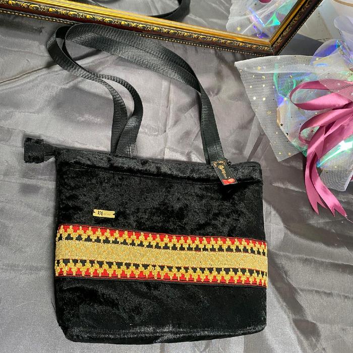 Tas selempang bahan bludru dengan tapis khas lampung