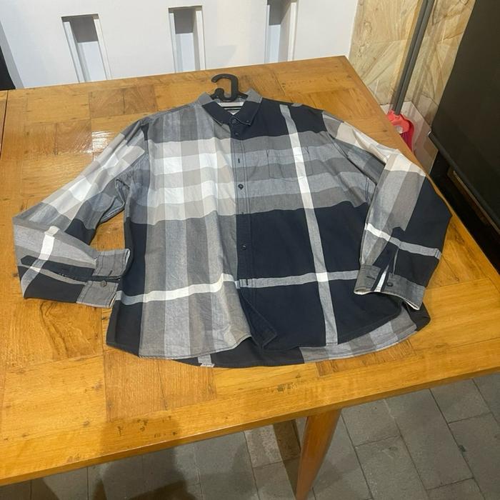 Kemeja lengan panjang cowok pria preloved branded kewong 1:1 b*r be**ry motif kotak kotak thrifting 
