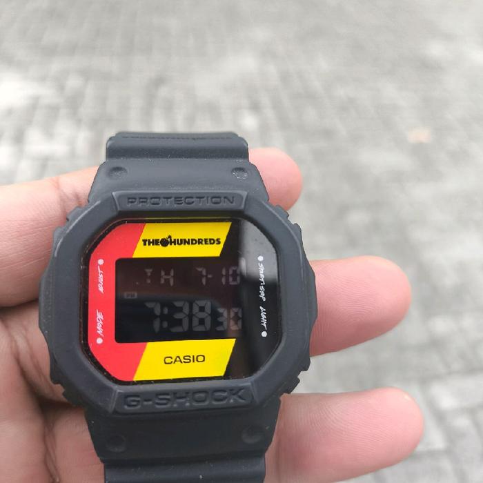 Casio G-Shock The Hundreds Jam Tangan Digital dengan Desain Khas Black & Red Protection