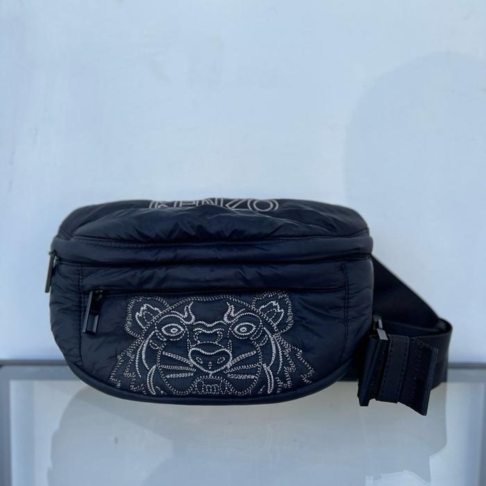 Kenzo Tas Pinggang Hitam dengan Desain Harimau Elegan dan Tali yang Nyaman untuk Penggunaan Sehari-h
