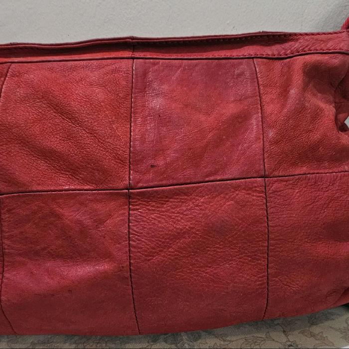 tas merah kulit selempang