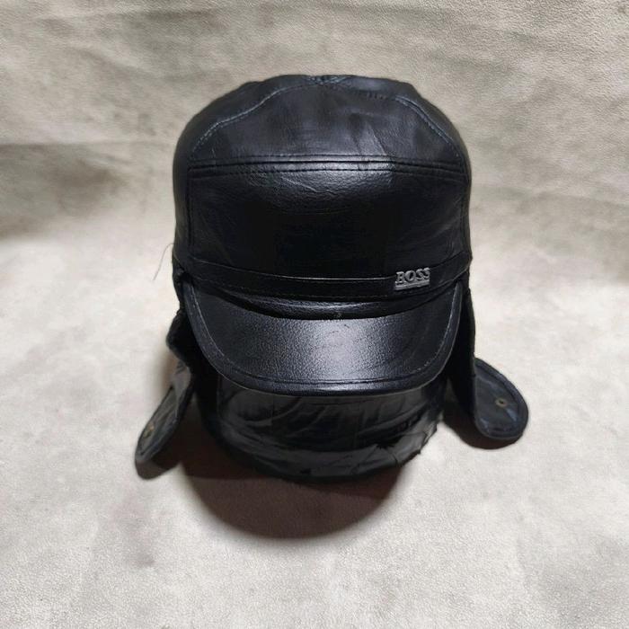 Topi kulit leather Hugo Boss hitam bekas