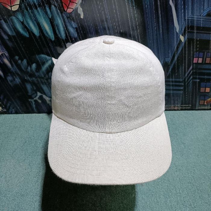 Topi Urban Research Putih dengan Desain Minimalis untuk Gaya Urban Anda