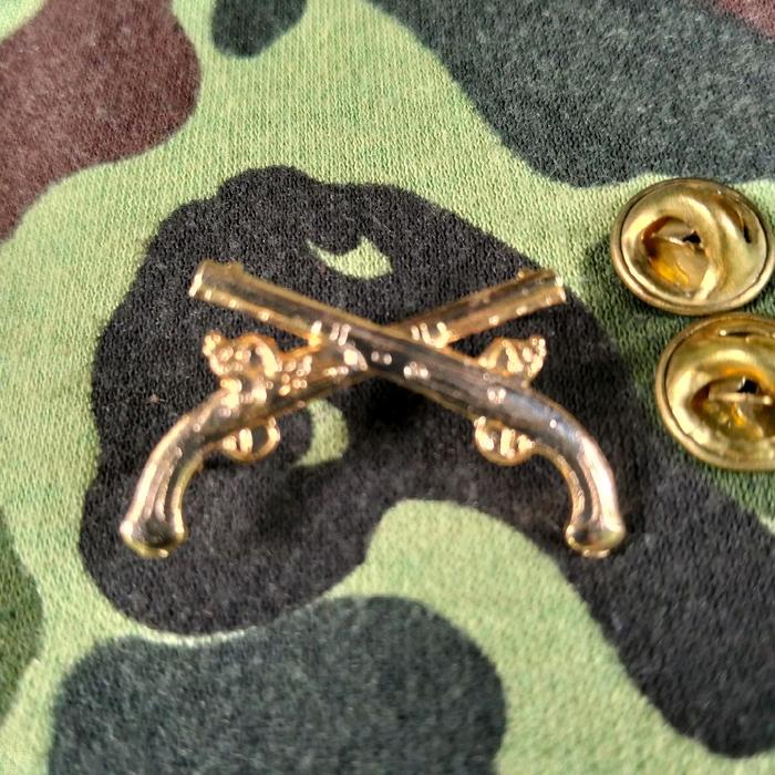 pin silang senjata pin silang pist0l pin pistoel voc belanda lencana polisi militer pin tentara amer
