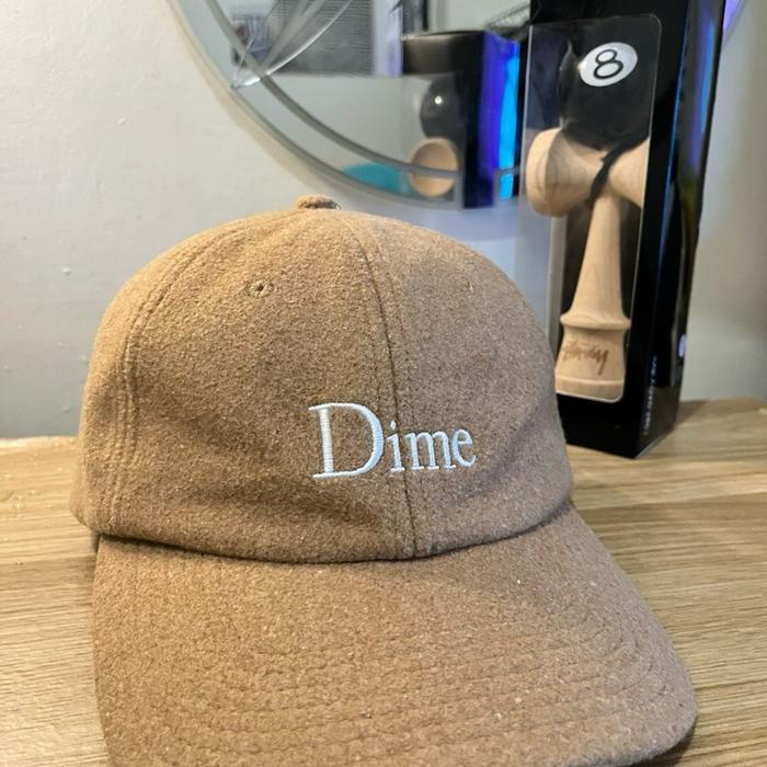 DIME MTL Classic Logo Wool Cap Sand Brown Kondisi Sangat Aman Jarang Dipakai Warna Pekat No Minus