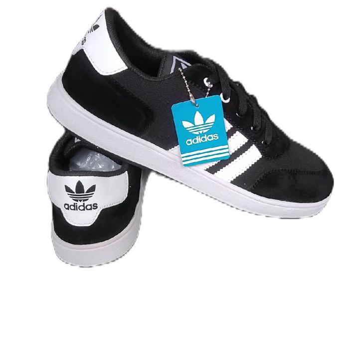Adidas Sepatu Sneakers Pria Hitam Putih dengan Logo Trefoil dan Tali Sepatu