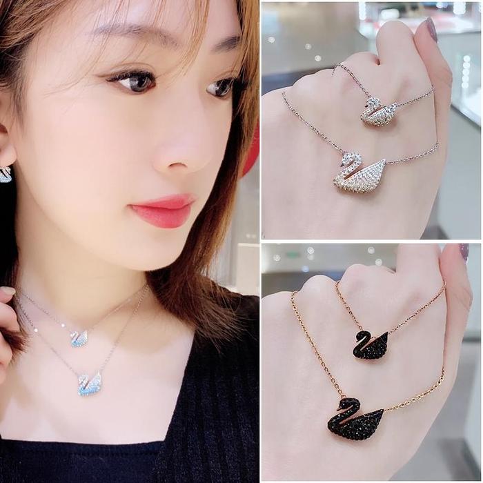 Daniel Swarovski Kalung Swan Crystal Wanita Adjustable dengan Liontin Angsa Elegan Hitam Hadiah Vale