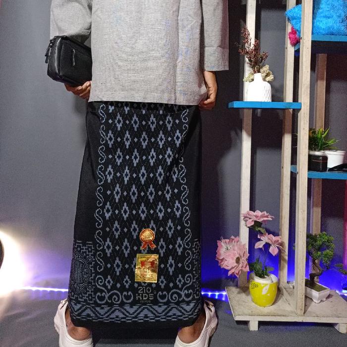 Sarung HDS Samarinda Polos Hitam Terbaru Dewasa Muslim Bhs Kualitas Gold Cowok Sarung 210 Nyaman Mot