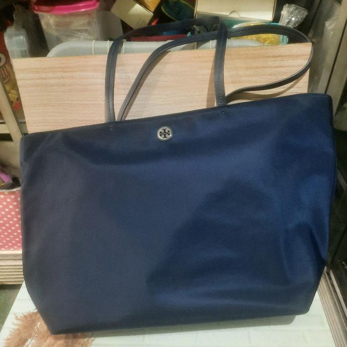 Tory Burch Preloved Tas Tote Bag Nylon Warna Tori Navy Blue Original dengan Desain Elegan dan Fungsi