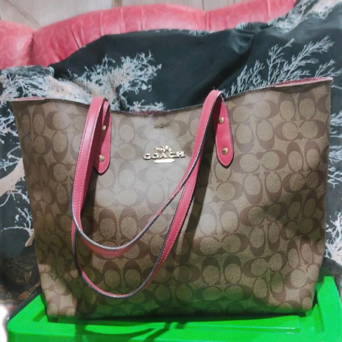 Coach Tas Tangan Wanita Model Signature dengan Tali Merah dan Desain Elegan