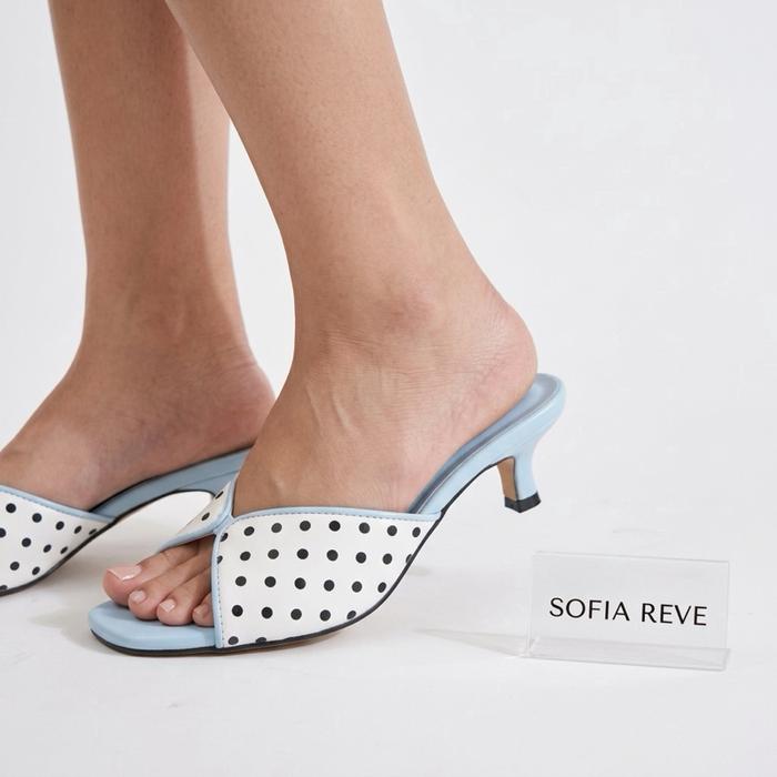 Sofia Reve Heels dengan Pola Polkadot dan Warna Biru Muda untuk Tampilan Elegan