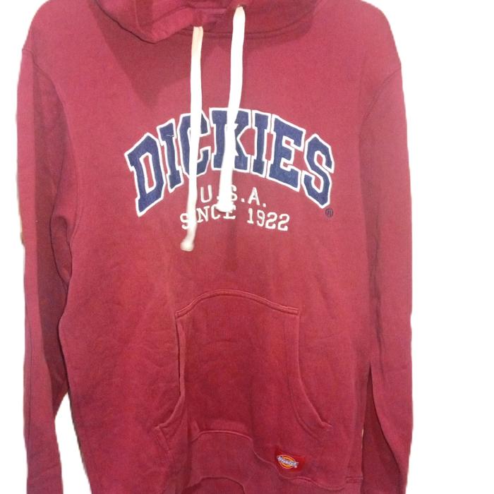 Dickies Hoodie Merah dengan Logo Arch U.S.A. Since 1922 dan Kantong Depan untuk Kenyamanan