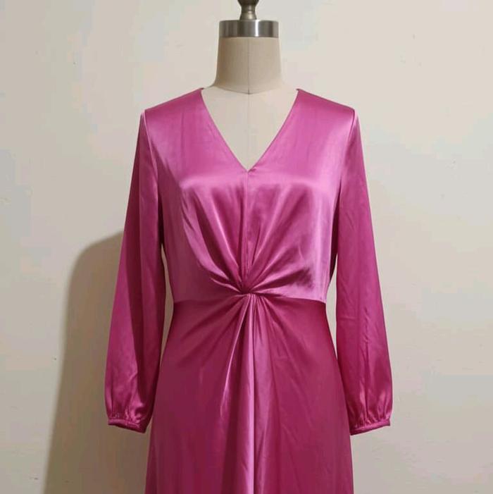 DRESS BRANDED MONKL UKURAN M WARNA PINK Dengan Desain V-Neck dan Lengan Panjang untuk Tampilan Elega