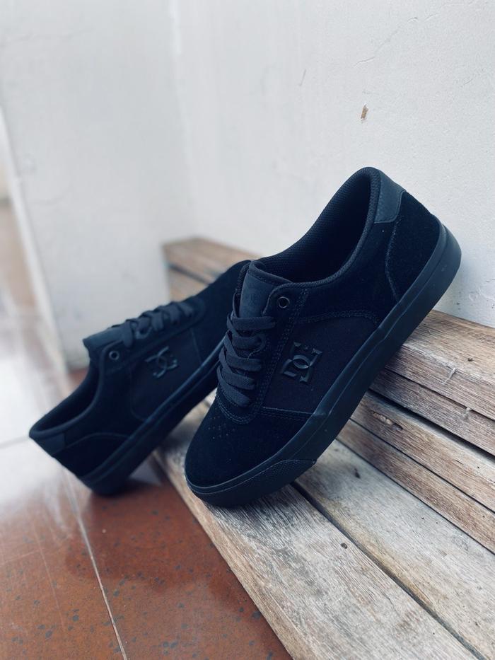 DC Shoes Sepatu Sneakers Skate Pria Teknic M Shoe 3BK BNIB Resmi Bahan Suede Warna Hitam Original Ku