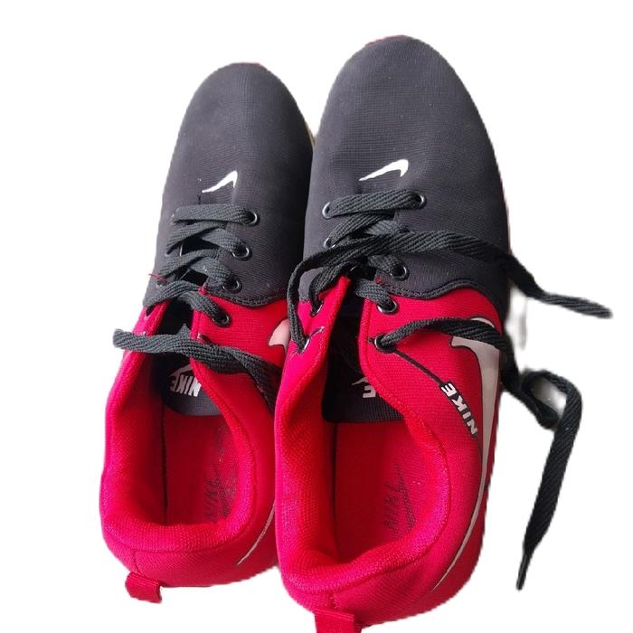 sepatu olahraga pria warna hitam merah merk nike