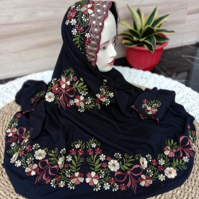 Mukena Terusan/Lajuran Dasaran Hitam Motif Minang Bunga Cantik Elegan