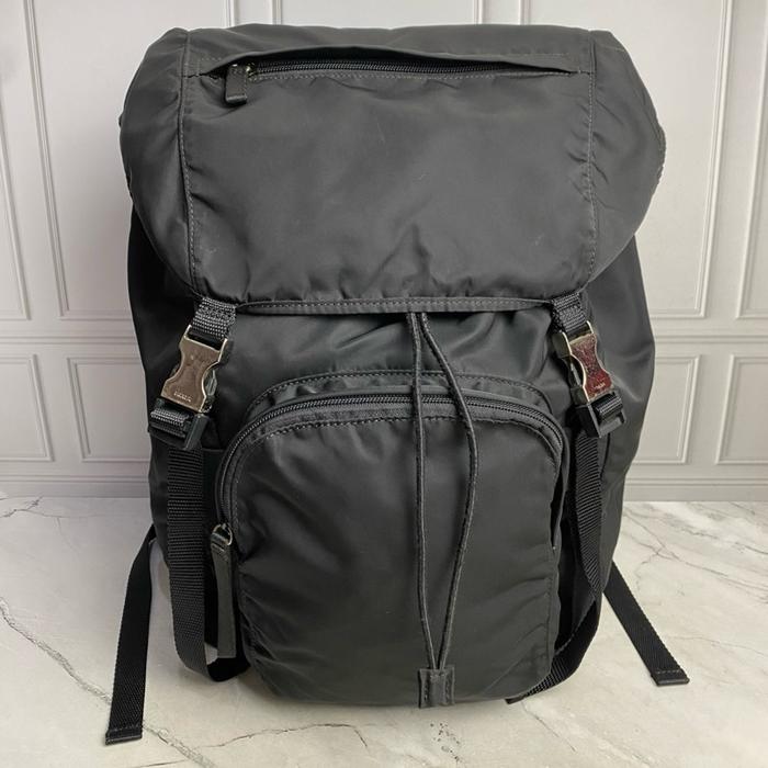 Prada Tessuto Montag Backpack Preloved, Bahan Nylon, Size 41x27x20 cm, Made in Italy Kondisi pemakai