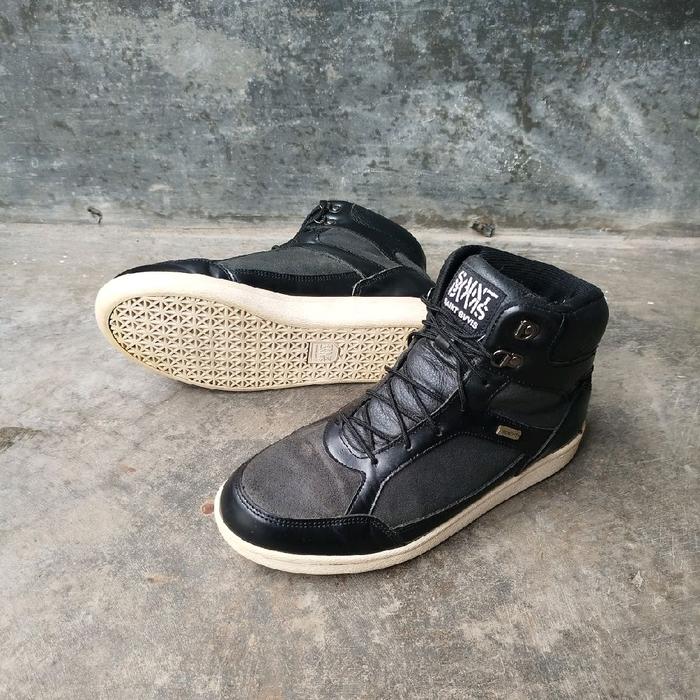 Sepatu Cowok Keren Size 41 Kondisi Bekas Saint Bvvis