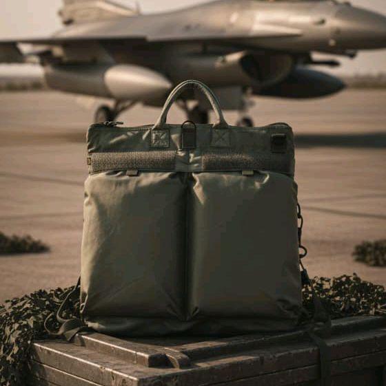 Alpha Industries PILOT bag waterproof Pria dengan Tali Gantung Hijau dan Logo Pink