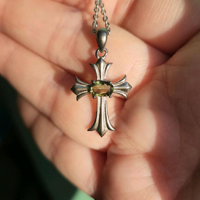 Moldavite Meteor Cross Pendant Liontin Kristal Meteor Moldavite Bentuk Salib Dengan Desain Elegan Da