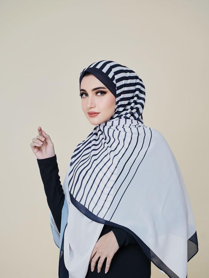 five hijab store Pashmina Layla Bahan Ceruty Premium Hitam Putih Bermotif Salur Terdapat List Hitam 
