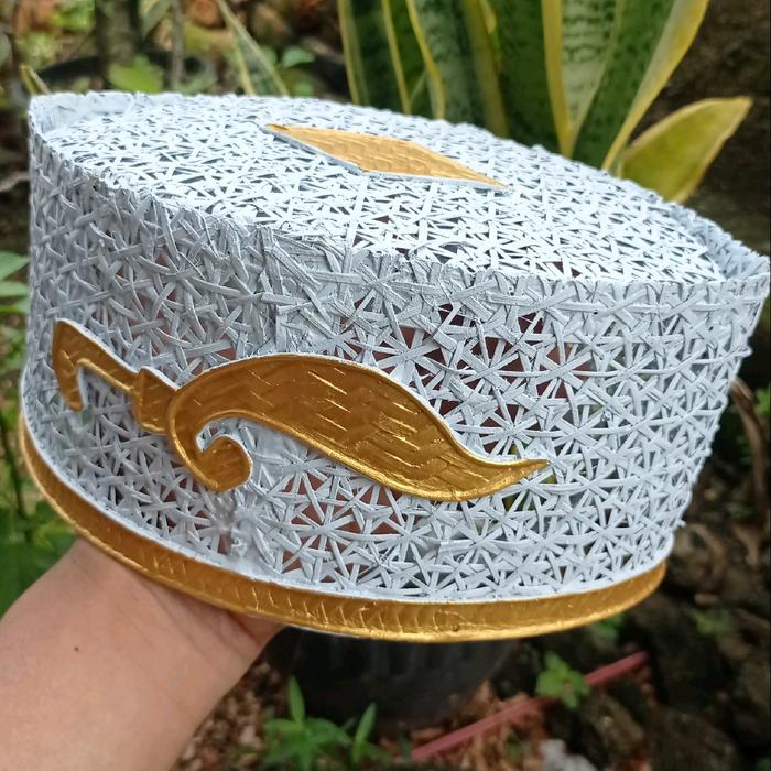 peci anyaman bambu putih motif kujang Muslim Unik