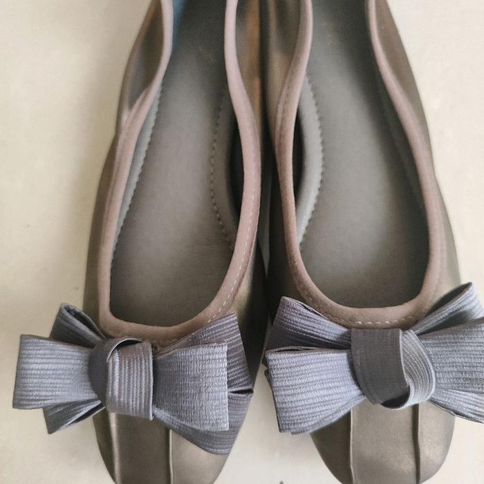 Michie Payton Sepatu Wanita Flat Shoes Size 37 Abu-abu dengan Pita Kaki Preloved