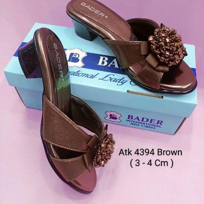 BADER Sepatu Sandal Wanita Atk 4394 Brown dengan Hiasan Bunga dan Tali Elastis Tinggi 3-4 Cm