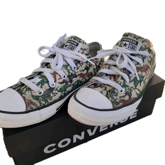 sepatu converse anak ukuran 34 preloved/second masih 90% kondisinya. Motif dinosaurus. Sneakers #thr