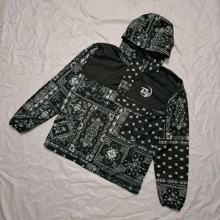 Jaket Cougle Bandana Printing dengan Desain Elegan dan Fitur Impor