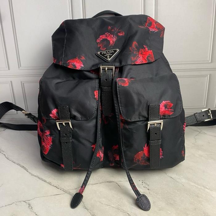 Prada Tas Ransel Nylon Preloved dengan Desain Bunga Merah Elegan dan Tali Adjustable Backpack Wanita