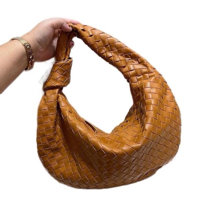 Tas kulit cewek Nana kece badai cocok banget buat acara formal dan nonforma. Ada tali panjang dan pe