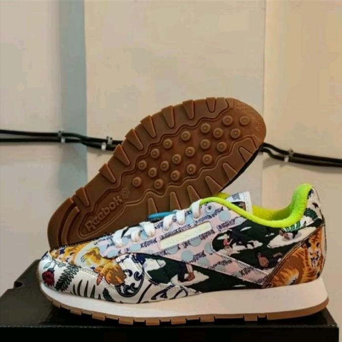 Reebok Sepatu Classic Leather Jurassic Park Edisi Khusus dengan Desain Unik dan Nyaman untuk Penggun