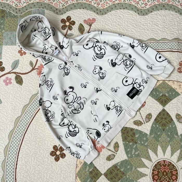 Hoodie zara snoopy peanut putih hitam keren
