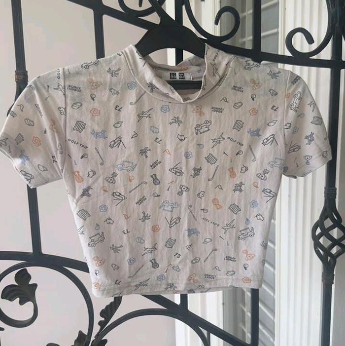 T-Shirt Uniqlo Thrift Crop Motif Doodle Ukuran S