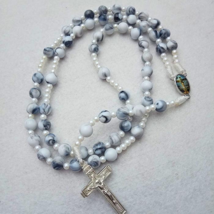 TERLARIS Kalung rosario katolik putih corak hitam bahan akrilik marmer ukuran rosario panjang Manik 