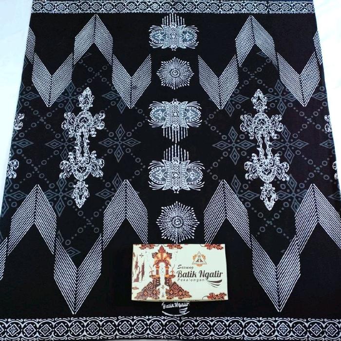 Sarung Batik Ngalir Motif Pria Dewasa Pekalongan Santri Katun Hitam - Wanita, Muslim