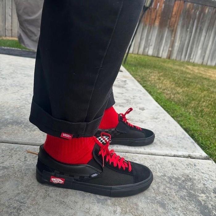 Vans Sepatu Cnp Fullblack dengan Tali Merah dan Logo Vans di Sisi
