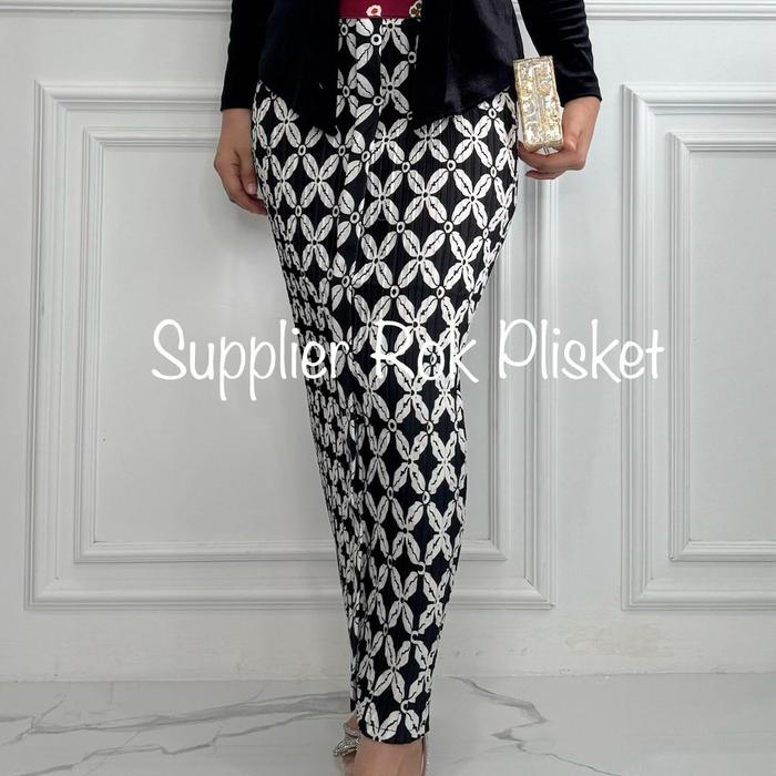 Rok plisket batik wiru motif kawung putih hitam