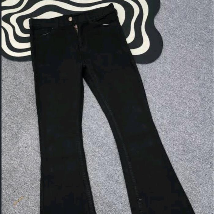 preloved Celana Jeans Hitam Model cut bray untuk Wanita dengan Desain Modern dan Nyaman