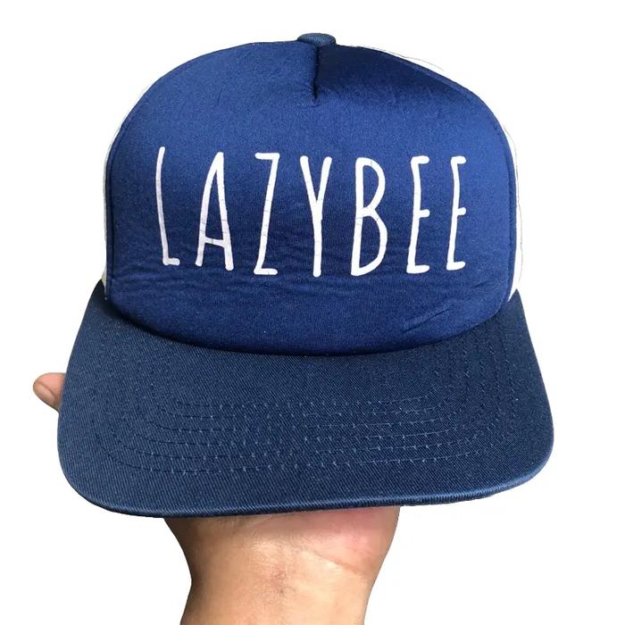 LazyBee TOPI TRUCKER LAZYBEE CAKEP DAN ADEM Topi dengan Tulisan White di Warna Navy Blue