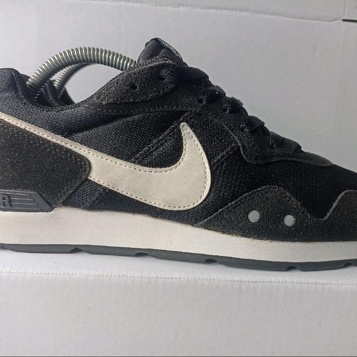 Nike venture runner hitam putih