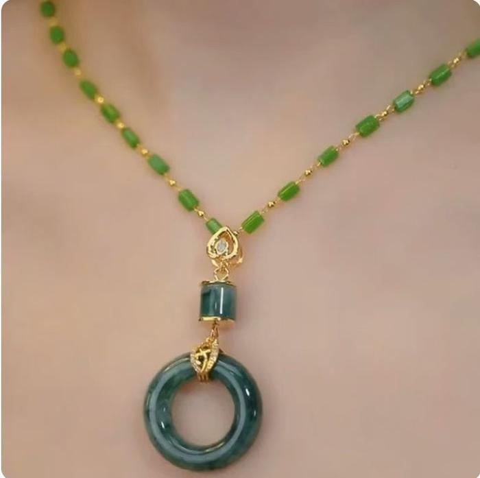 Kalung Liontin Batu Giok Warna Hijau Motif Bunga Gaya Tionghoa Elegan Untuk Wanita