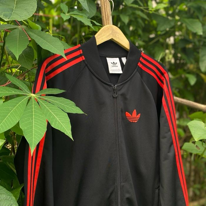 Adidas Jaket Hitam dengan Garis Merah Logo Trefoil untuk Pria dan Wanita Tracktop Stylish dan Nyaman