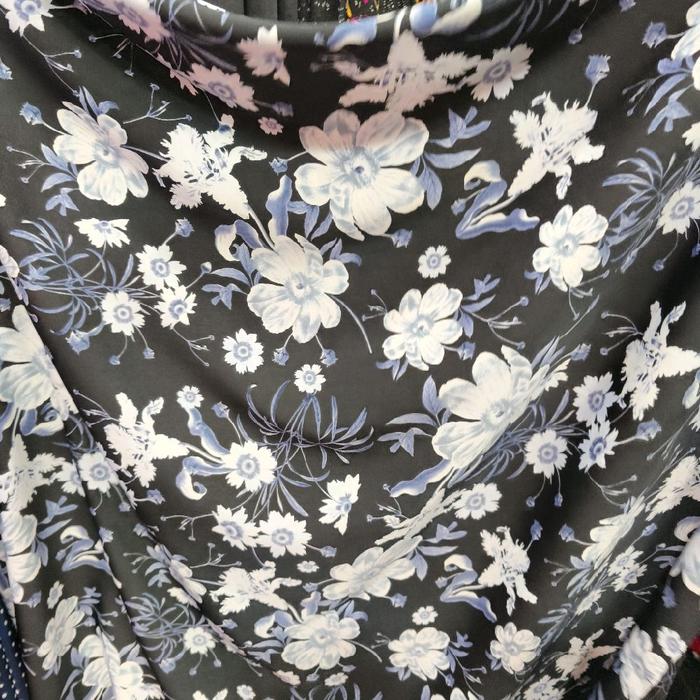 Kain Satin Silk Motif Bunga Hitam Putih – Tekstur Mewah, Elegan, dan Mengembang untuk Kebaya, Gaun P