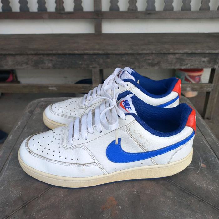 Nike Court Vision Sepatu Sneaker Putih dengan Logo Biru dan aksen Merah untuk Pria