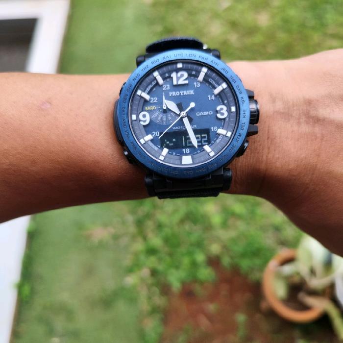 Casio Pro Trek Tahan Air Jam Tangan Pria dengan Tampilan Biru dan Tali Tahan Lama